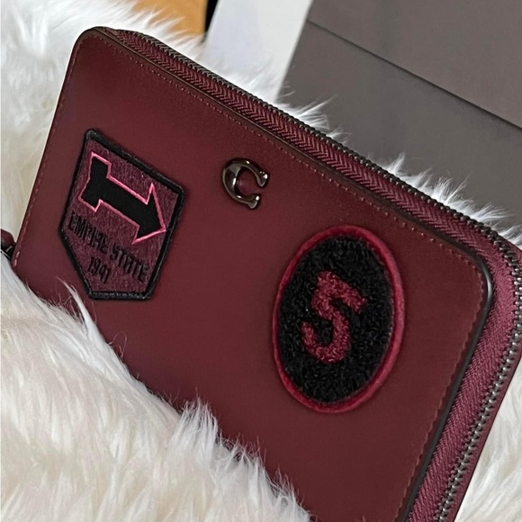 💰SOLD - CG176 - Coach Accordion Zip Wallet with Varsity Patches - Picture 3 of 11